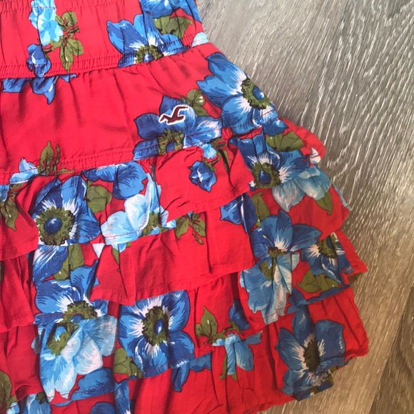 ❌SOLD❌ Hollister Red and Blue Floral Tiered Mini Skirt - Picture 3 of 8